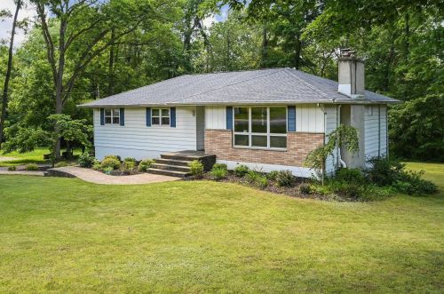 12 Montfort Rd, New Hamburg, NY 12590-3523