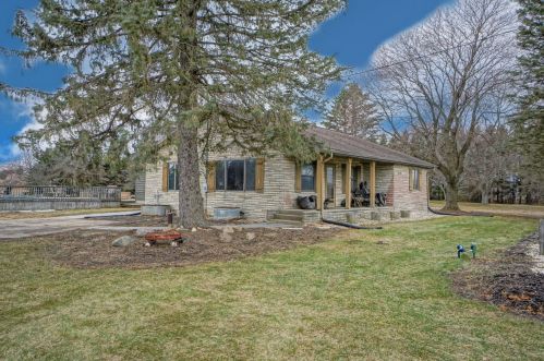 901 Valley Rd, Oconomowoc, WI 53066-4770