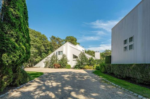 6 Honeysuckle Ln, East Quogue, NY 11942-3624