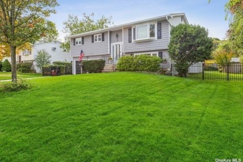 58 Oakridge Dr, Bayshore, NY 11706-3017