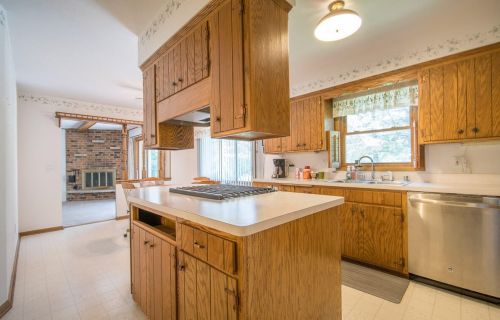 2042 Wildwood Dr, Thiensville, WI 53092-2927