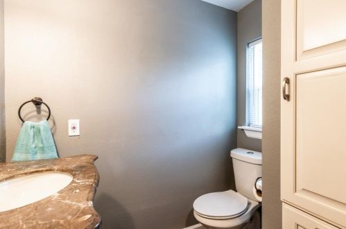 2202 Chestnut Ave, Fort Worth TX  76164-7953 exterior