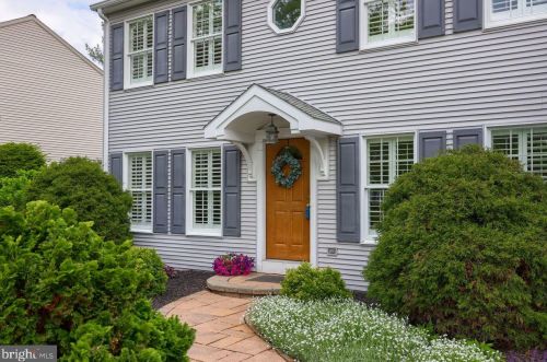2061 Southpoint Dr, Hummelstown, PA 17036-8946