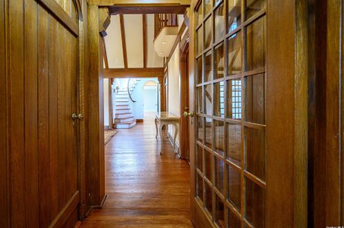 61 Nassau Dr, Great Neck, NY 11021-1610