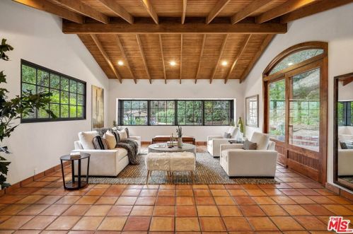 1719 Oak Dr, Topanga CA  90290-4025 exterior