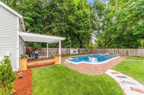 28 Maple St, Mendon MA  01756-1248 exterior