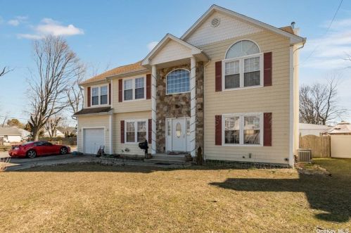 929 Catskill Ave, North Lindenhurst, NY 11757-1661