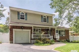 30 Mackay Dr, Hauppauge, NY 11788-2203