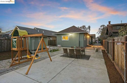 817 56th St, Oakland CA 94608-2704 exterior