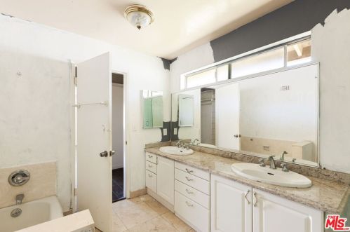 22351 De Grasse Dr, Calabasas CA 91302-5116 exterior