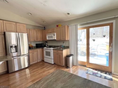 13 Roosevelt Ave, Lake Hiawatha, NJ 07034-2401