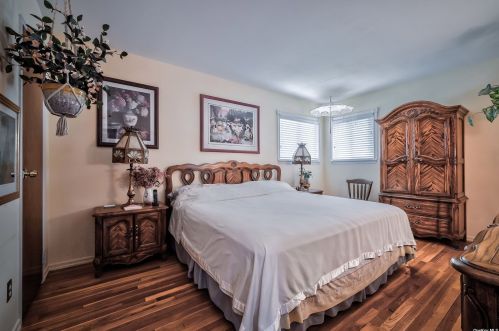 7 Tarn Ct, Deer Park NY  11729-6221 exterior