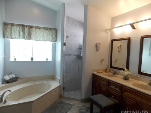 930 202nd Ln, Hollywood, FL 33029-3447