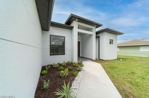 803 Douglas Ave, Lehigh Acres, FL 33971-5028