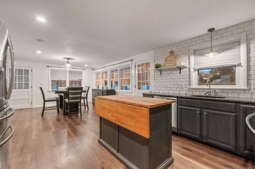 64 Turnbull Rd, Manchester CT  06042-2833 exterior