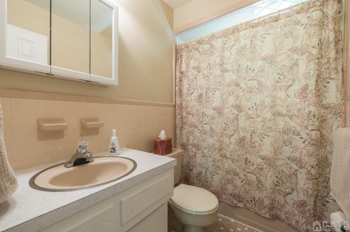 118 Lakeview Ave, Piscataway NJ 08854-2740 exterior