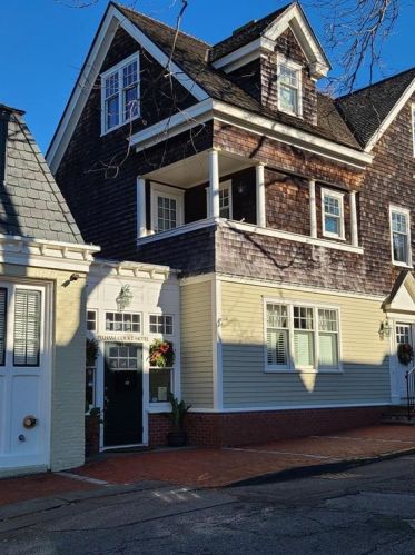 14 Pelham St, Middletown, RI 02840-3019