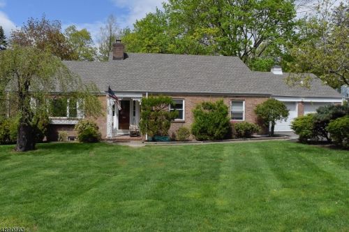 21 Kingwood Dr, West Paterson, NJ 07424-2411