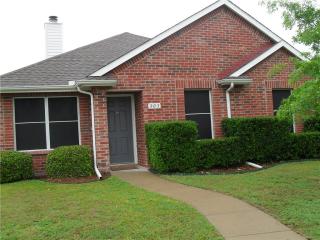 303 Valley Ridge Dr, Oak Leaf TX  75154-4718 exterior