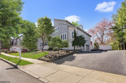96 Pershing Pl, West Paterson, NJ 07424-3400