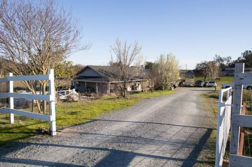 7851 Chardonnay Pl, Valley Springs CA  95252-8817 exterior