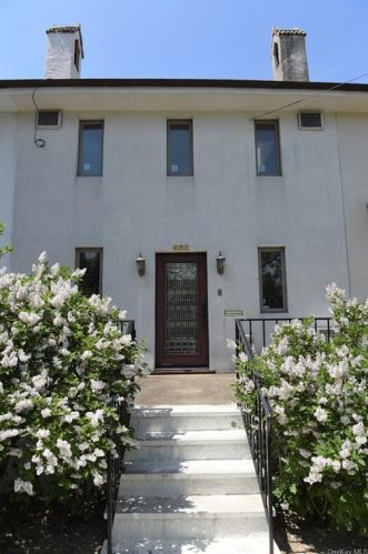 497 Carol Pl, New Rochelle, NY 10803-2111