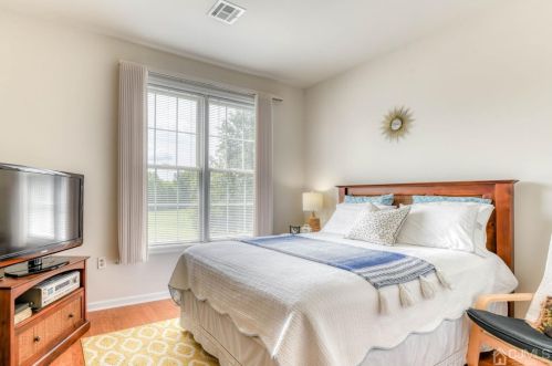 307 Regency Pl, Woodbridge NJ  07095-1032 exterior