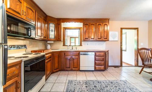 253 Oak Ridge Dr, Middletown CT  06457-1919 exterior