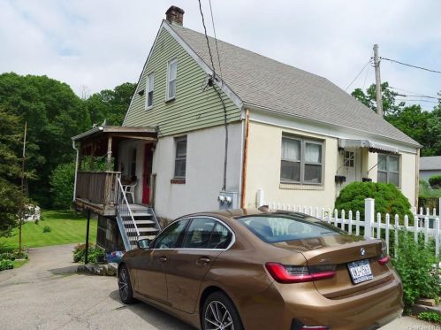 61 Dale Ave, Crotonville, NY 10562-3561