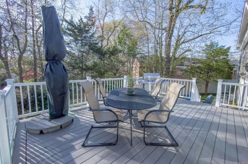 1 Winfield Pl, New Rochelle NY  10801-2907 exterior