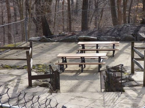 11 Rollingwood Dr, Brookfield Center CT  06804-2705 exterior