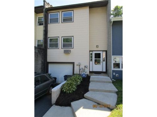 70 Sandburg Ct, Middletown, NY 10941-1813