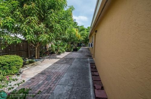 522 Nathan Hale Rd, West Palm Beach, FL 33405-4326