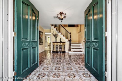 27 Washington Ave, Morganville, NJ 07751-1020