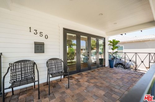 1350 Carlton Dr, Glendale, CA 91205-1421