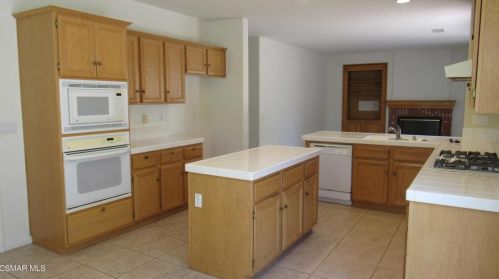 1004 Poplar Ct, Simi Valley CA 93065-6015 exterior