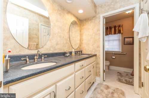 1209 Knollbrook Dr, Lansdale PA 19446-5117 exterior