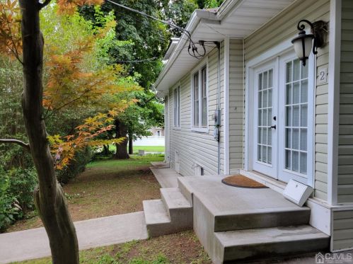 2 Metuchen Ave, Woodbridge NJ  07095-1923 exterior