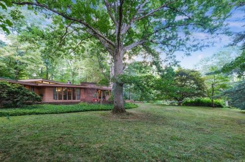 6 Bayberry Dr, Pleasantville, NY 10570-2602