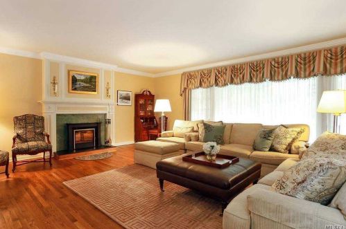 16 Grace Ln, Muttontown, NY 11771-4020
