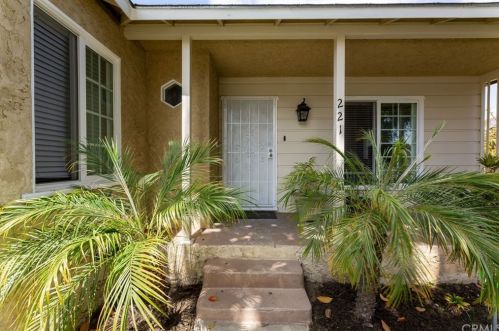 221 68th St, Long Beach, CA 90805-1211
