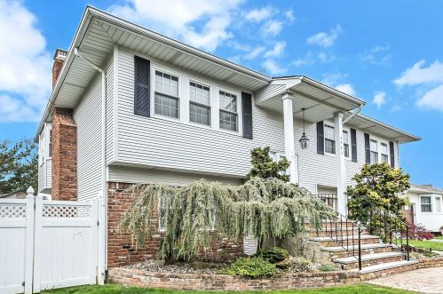 2583 Castle Ct, North Bellmore, NY 11710-2665