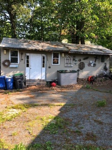 3 Horseshoe Bend Rd, Skyline Lakes, NJ 07456-1428