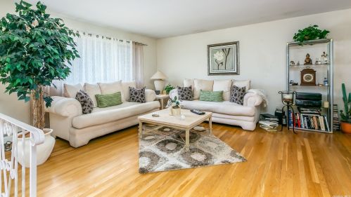 3950 Marlow Ct, Seaford, NY 11783-2633