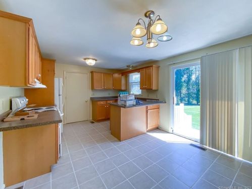 12 Aspen Ct, Norwich CT  06360-1402 exterior
