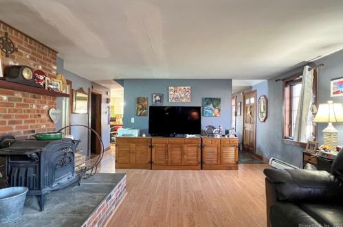 82 Chambers St, Manchester CT  06042-2912 exterior