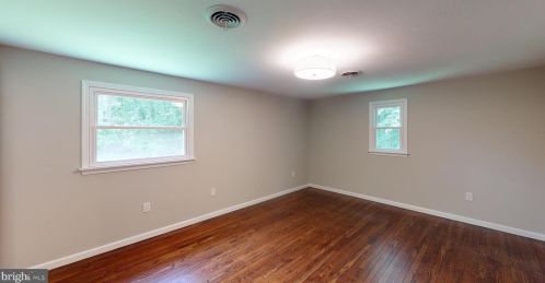 913 Lake Dr, Trenton NJ  08648-4003 exterior