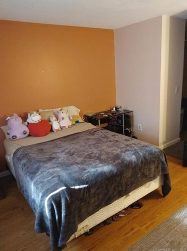 130 Elvree St, Manchester CT 06042-8240 exterior