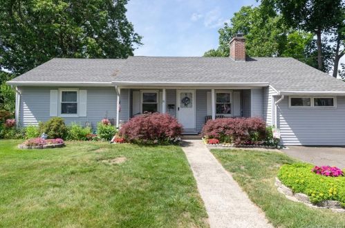 81 Fleetwood Dr, Waterbury, CT 06706-2802