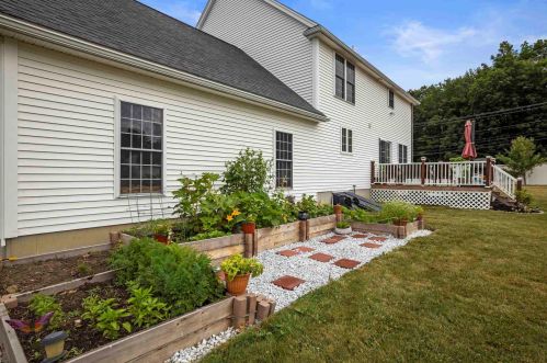 4 Ivans Ln, Dover NH  03820-9131 exterior